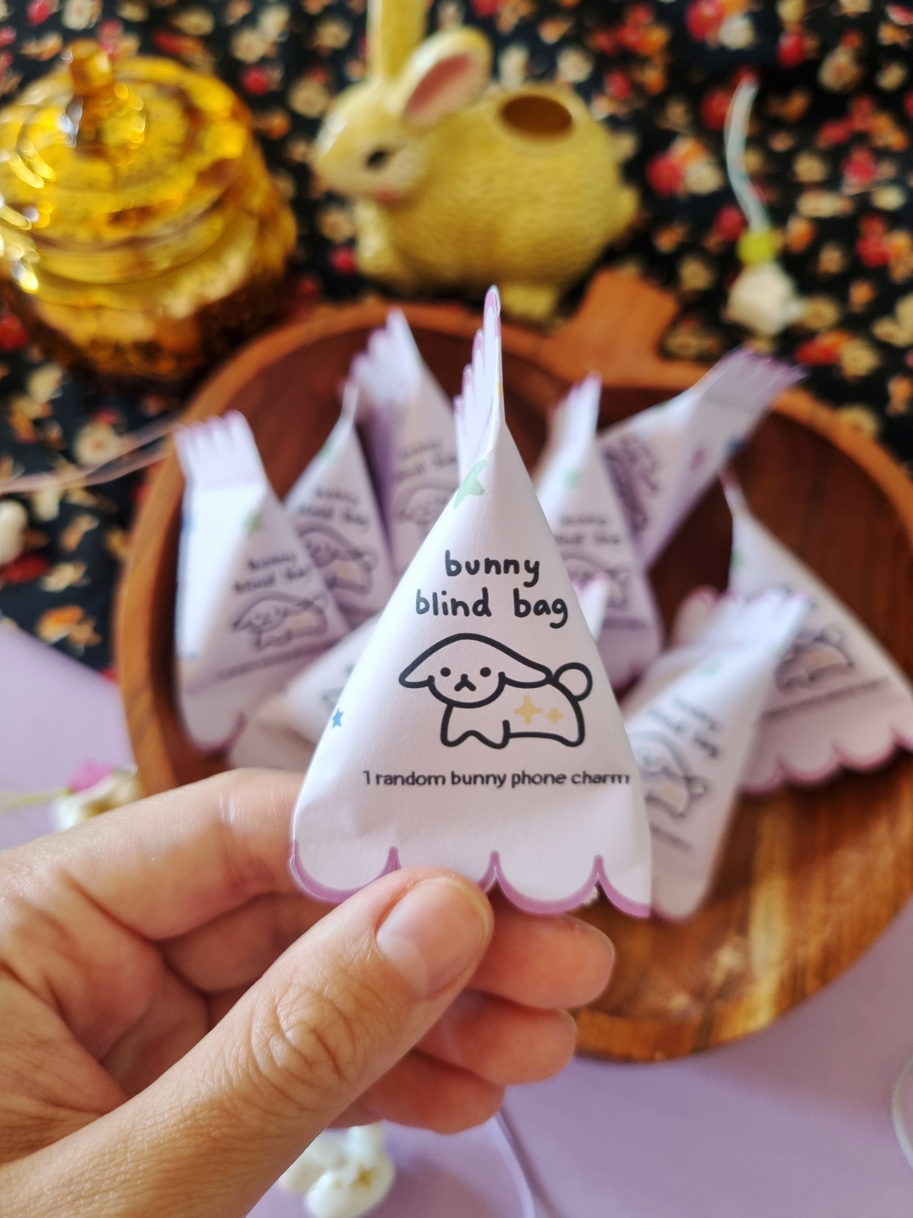 Nyuszi blind box - telefon charm, kulcstartó